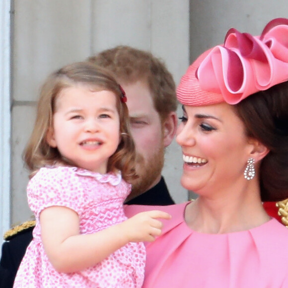 Princesa Charlotte repetiu as mesmas peças investidas no aniversário de 91 anos da Rainha Elizabeth II, no dia 17 de junho de 2017