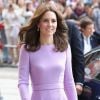 Kate Middleton usou um vestido elegante midi assinado por Emilia Wickstead