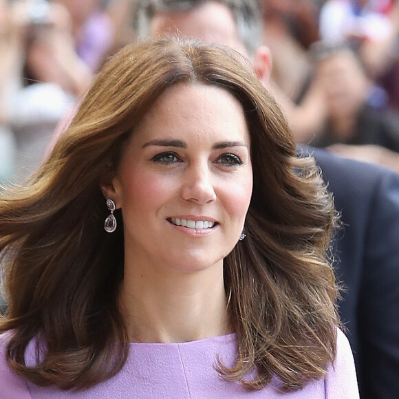 Kate Middleton usou um vestido elegante midi assinado por Emilia Wickstead