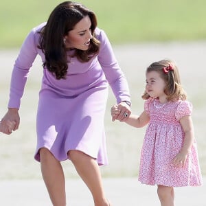 O vestido florido de Princesa Charlotte, no qual possui em outras cores, esta sendo apontado como feito por uma costureira de confiança de Kate Middleton