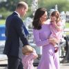 Kate Middleton voltou a ornar os looks na cor de rosa com os filhos, Príncipe George e Princesa Charlotte, para fazer um tour pelo aeroporto de Hamburgo, na Alemanha, nesta sexta-feira, 21 de julho de 2017