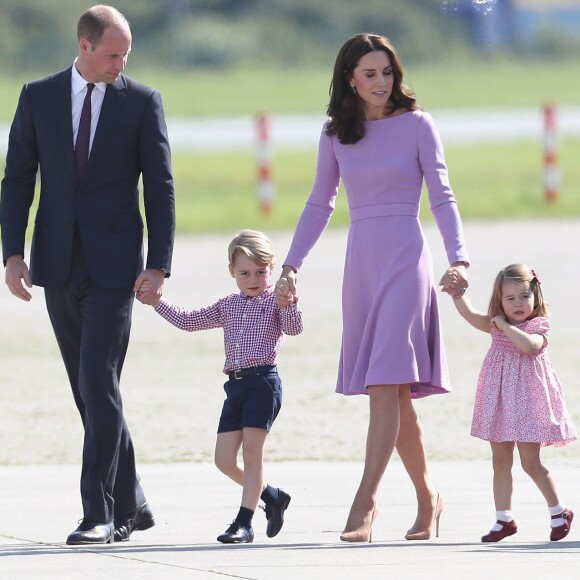 Kate Middleton voltou a ornar os looks na cor de rosa com os filhos, Príncipe George e Princesa Charlotte, para fazer um tour pelo aeroporto de Hamburgo, na Alemanha, nesta sexta-feira, 21 de julho de 2017