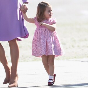 Princesa Charlotte e sua família foram fotografados caminhando pelo aeroporto de Hamburgo, na Alemanha, para fazer um tour pelos helicópteros
