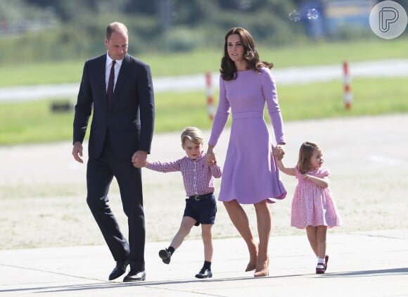Princesa Charlotte e sua família foram fotografados caminhando pelo aeroporto de Hamburgo, na Alemanha, para fazer um tour pelos helicópteros