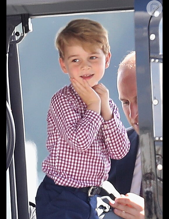 Princípe George estava entusiasmado com o tour pelos helicópteros do aeroporto de Hamburgo, na Alemanha