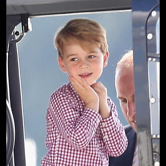 Princípe George estava entusiasmado com o tour pelos helicópteros do aeroporto de Hamburgo, na Alemanha