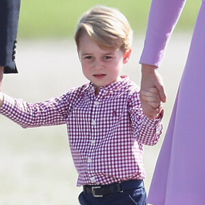 Príncipe George apostou em bermuda e camisa xadrez