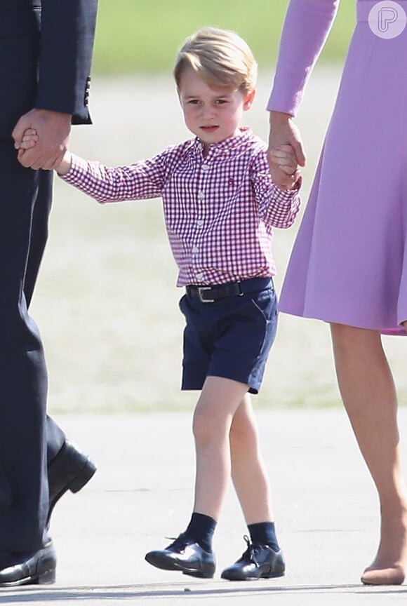 Príncipe George apostou em bermuda e camisa xadrez