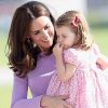 Kate Middleton voltou a ornar os looks na cor de rosa com os filhos, Príncipe George e Princesa Charlotte, para fazer um tour pelo aeroporto de Hamburgo, na Alemanha, nesta sexta-feira, 21 de julho de 2017