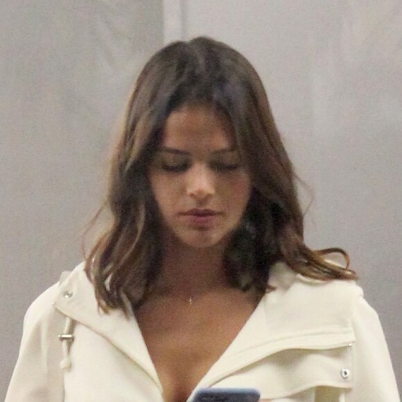 Bruna Marquezine usou look curto e deixou pernas à mostra em passeio 