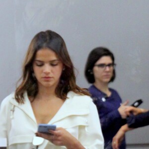 Bruna Marquezine usou uma parka da grife Egrey, que custa R$ 1399