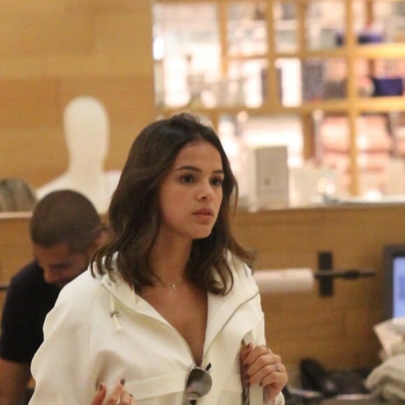 Bruna Marquezine, com look curto, faz compras em shooping do Rio de Janeiro