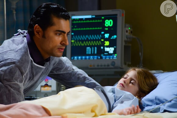 Na novela 'Carinha de Anjo', Gustavo (Carlo Porto) visita Dulce Maria (Lorena Queiroz) no hospital após o atropelamento da filha