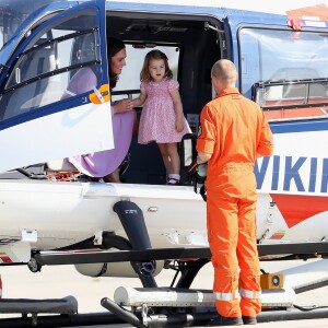 Filha Kate Middleton, princesa Charlotte repetiu vestido rosa no aeroporto de Hamburgo, na Alemanha