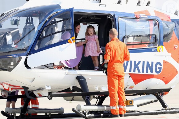 Filha Kate Middleton, princesa Charlotte repetiu vestido rosa no aeroporto de Hamburgo, na Alemanha