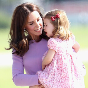 Kate Middleton, mãe da pequena Charlotte, mudou o visual e exibiu os fios mais curtos