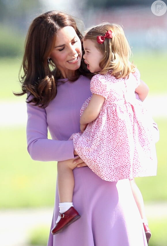 Kate Middleton, mãe da pequena Charlotte, mudou o visual e exibiu os fios mais curtos