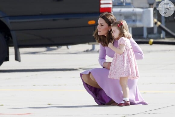 Princesa Charlotte, filha de Kate Middleton, foi vista fazendo 'manha' em aeorporto