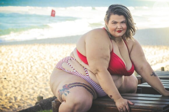 Thaís Carla foi clicada pelo marido, Israel Reis, em um ensaio de fotos de biquíni na praia: 'Ele sempre me acompanha. Queremos mostrar para as pessoas que o padrão é uma coisa ultrapassada'