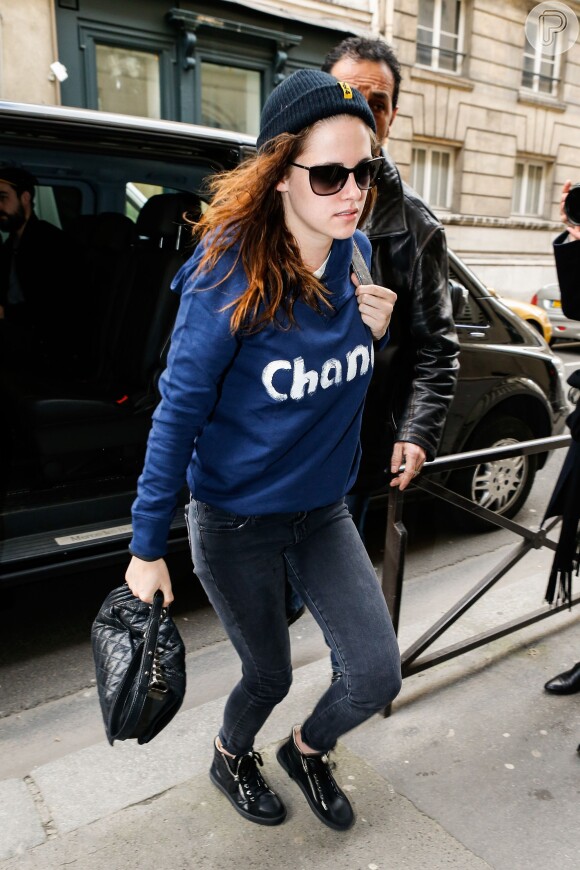 Kristen Stewart foi a Paris, na França, antes de mudar a cor do cabelo