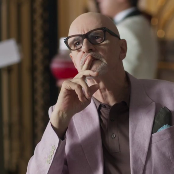 Pedrinho (Marcos Caruso) fica arrasado ao conhecer o namorado de Sabine (Irene Ravache) e vai embora da festa de fininho, na novela 'Pega Pega'