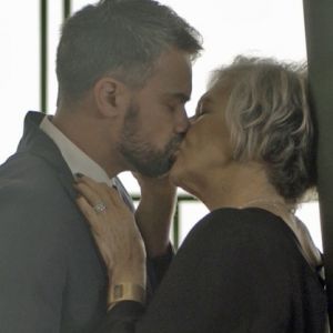 Sabine (Irene Ravache) decide assumir seu namoro com Adriano (Márcio Kieling), na novela 'Pega Pega', a partir de 1º de agosto de 2017