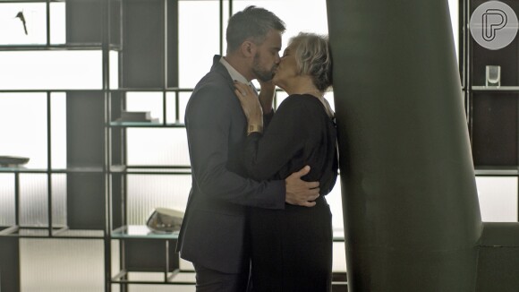 Sabine (Irene Ravache) decide assumir seu namoro com Adriano (Márcio Kieling), na novela 'Pega Pega', a partir de 1º de agosto de 2017