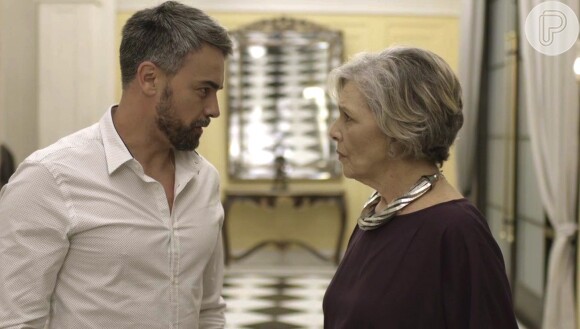 Sabine (Irene Ravache) apresenta Adriano (Márcio Kieling) a Pedrinho (Marcos Caruso), mas o avô de Luiza (Camila Queiroz) é hostil com o rival, na novela 'Pega Pega'