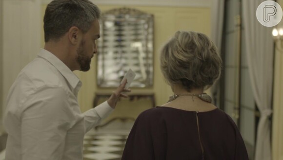 Pedrinho (Marcos Caruso) aproveita quando Sabine (Irene Ravache) e Adriano (Márcio Kieling) vão receer outros convidados para ir embora da festa, na novela 'Pega Pega'