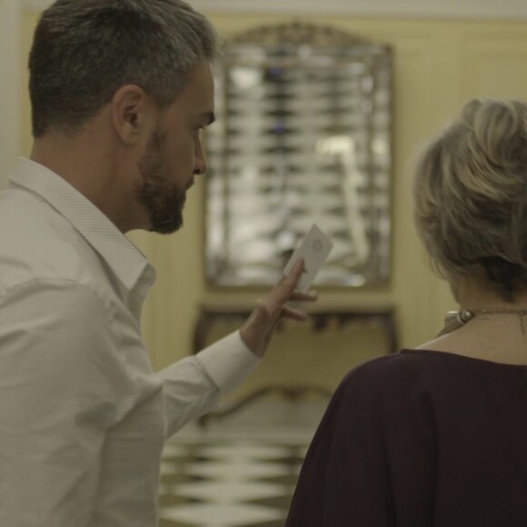 Pedrinho (Marcos Caruso) aproveita quando Sabine (Irene Ravache) e Adriano (Márcio Kieling) vão receer outros convidados para ir embora da festa, na novela 'Pega Pega'