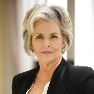 Sabine (Irene Ravache) decide ficar definitivamente no Brasil, e dá uma festa para apresentar o namorado, na novela 'Pega Pega'