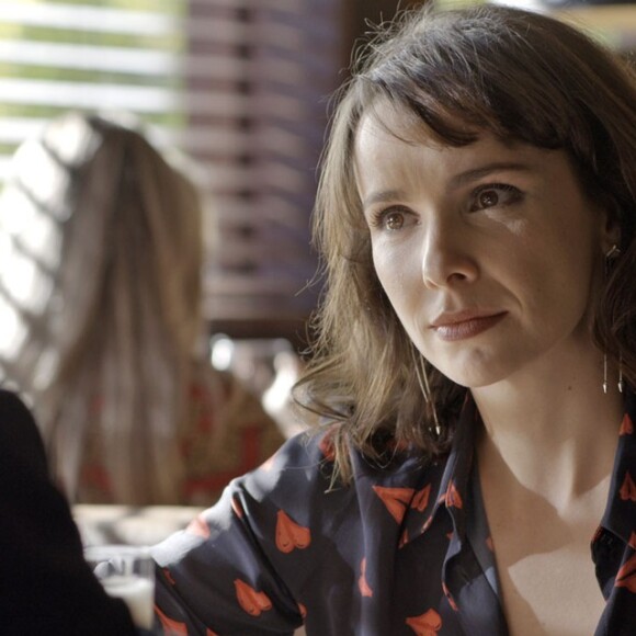Eugênio (Dan Stulbach) convida Irene (Débora Falabella) para um jantar na casa de Heleninha (Totia Meireles) e ela dá uma desculpa para não ir, na novela 'A Força do Querer'