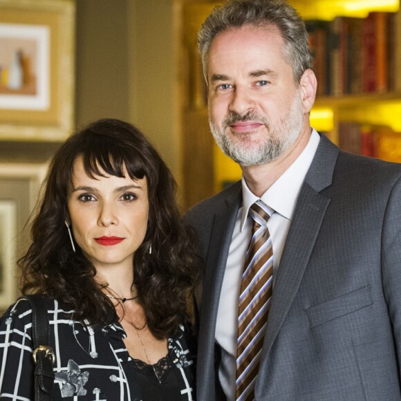 Irene (Débora Falabella) tenta convencer Eugênio (Dan Stulbach) a viajar com ela, para evitar ser desmascarada, na novela 'A Força do Querer', a partir de 31 de julho de 2017