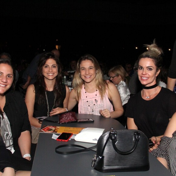 Fernanda Gentil e Priscila Montandon estavam acompanhadas de amigas em show