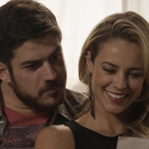 Na novela 'A Força do Querer', Zeca (Marco Pigossi) é namorado de Jeiza (Paolla Oliveira)