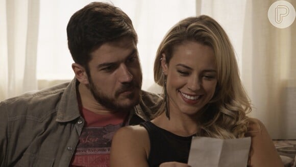 Na novela 'A Força do Querer', Zeca (Marco Pigossi) é namorado de Jeiza (Paolla Oliveira)