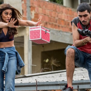 Na novela 'A Força do Querer', Bibi (Juliana Paes) conseguiu impedir que um traficante atirasse em Caio (Rodrigo Lombardi) durante uma operação policial em uma favela