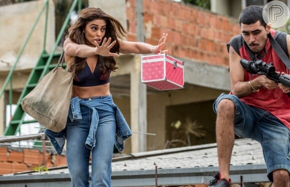 Na novela 'A Força do Querer', Bibi (Juliana Paes) conseguiu impedir que um traficante atirasse em Caio (Rodrigo Lombardi) durante uma operação policial em uma favela
