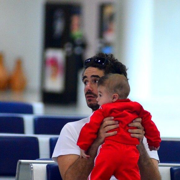 Rafa Brites, Felipe Andreoli e o filho do casal, Rocco, embarcam estilosos no aeroporto Santos Dumont, no Rio de Janeiro, na manhã deste sábado, 22 de julho de 2017 