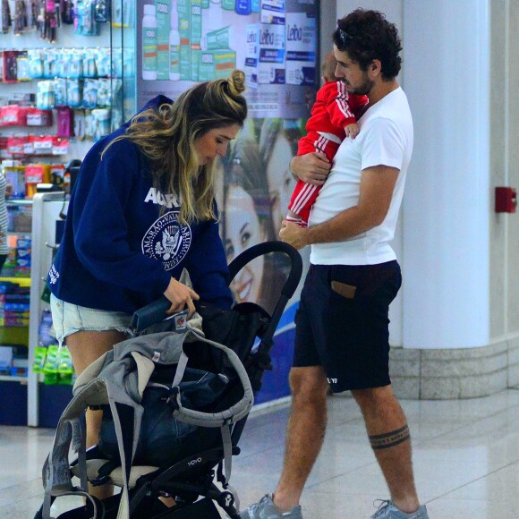 Rafa Brites, Felipe Andreoli e o filho do casal, Rocco, embarcam estilosos no aeroporto Santos Dumont, no Rio de Janeiro, na manhã deste sábado, 22 de julho de 2017 