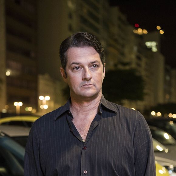 Malagueta (Marcelo Serrado) cai na fossa depois de ser desprezado por Mônica (Julia Lund), na novela 'Pega Pega'