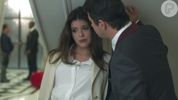 Maria Pia (Mariana Santos) dispensa Malagueta (Marcelo Serrado) após tê-lo beijado, na novela 'Pega Pega', em julho de 2017