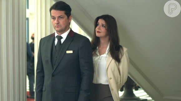 Maria Pia (Mariana Santos) leva Malagueta (Marcelo Serrado) para casa, para curar sua bebedeira, na novela 'Pega Pega'