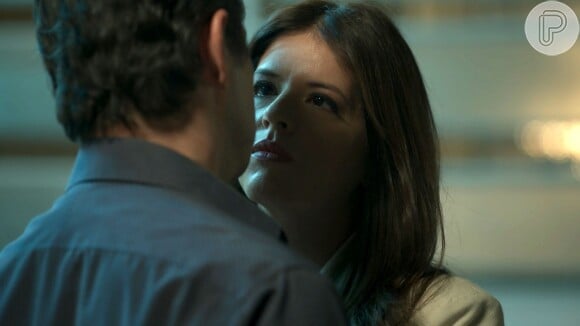 Maria Pia (Mariana Santos) encontra Malagueta (Marcelo Serrado) no dia seguinte ao beijo e deixa claro que só o vê como amigo, na novela 'Pega Pega'