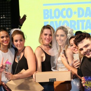 Bruna Marquezine e Fiorella Mattheis posa com grupo de amigas em despedida de solteira no Baile da Favorita no Armazém Utopia, no Rio de Janeiro, neste sábado, 22 de julho de 2017