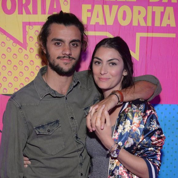 Felipe Simas chegou acompanhado da mulher, Mariana Uhlmann, na festa de comemoração do aniversário de seis anos do Baile da Favorita no Armazém Utopia, no Rio de Janeiro, neste sábado, 22 de julho de 2017