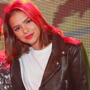 Bruna Marquezine, com o cabelo mais curto, posa no Baile da Favorita  ao lado de Carol Sampaio e de seus assessores Ju Mattoni e Paulo Pimenta, no Armazém Utopia, no Rio de Janeiro, neste sábado, 22 de julho de 2017