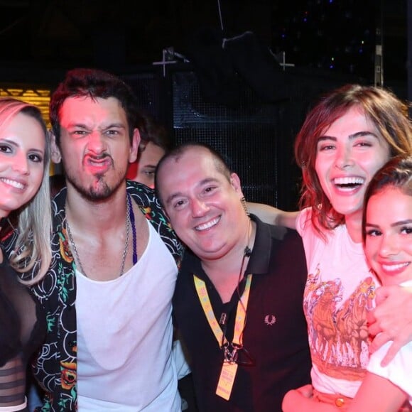 Bruna Marquezine posa abraçada à Maria Casadevall em foto com João Vicente de Castro no aniversário de seis anos do Baile da Favorita no Armazém Utopia, no Rio de Janeiro, neste sábado, 22 de julho de 2017