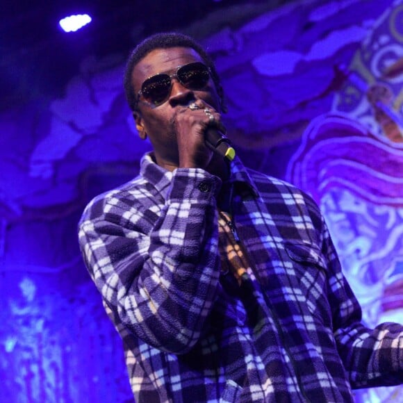 'Esta aí pra todo mundo ver, e olha que ele conseguiu fazer isso a mais de 10.000 km de distância... imagina como deve ser na vizinhança dele, na escola, com os empregados dele no futuro?', ironizou Seu Jorge