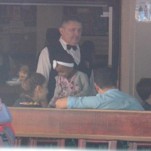 Leandra Leal, Alê Youssef e Julia almoçaram em um restaurante na Gávea, no Rio